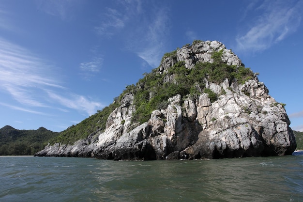 Le montagne in riva al mare sono bellissime.