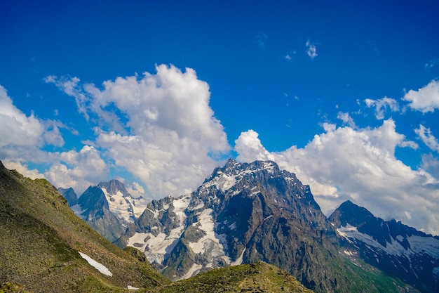 Le montagne rocciose erano avvolte dalle nuvole in una giornata di sole Splendide viste sulle montagne