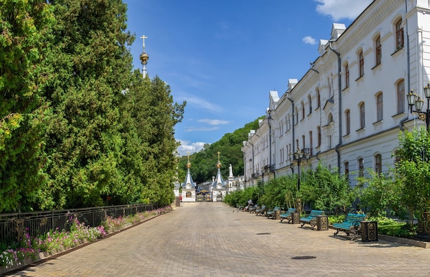 Le montagne sacre Lavra della Santa Dormizione a Svyatogorsk o Sviatohirsk, Ucraina, in una soleggiata mattina d'estate