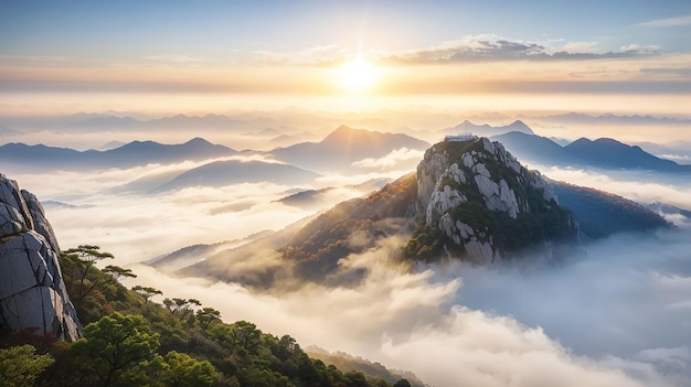 Le montagne sono coperte dalla nebbia mattutina del Parco Nazionale di Seoul, in Corea del Sud