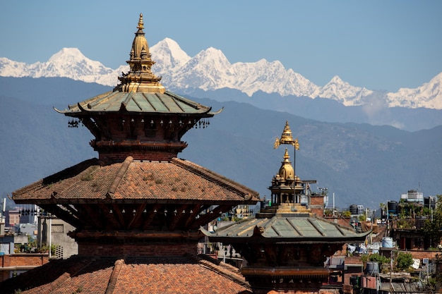 Le montagne sono visibili dietro gli edifici di Kathmandu