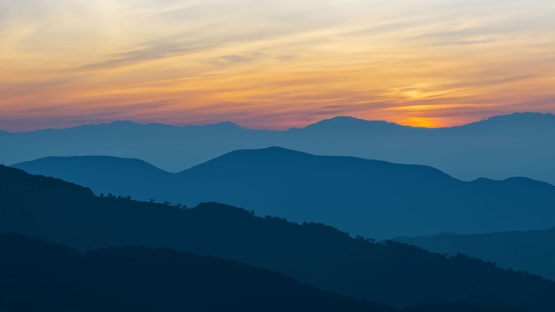 Le montagne sono visibili in lontananza.