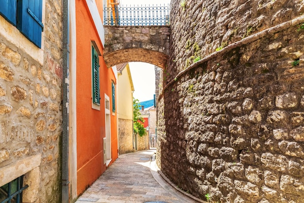 Le mura della città vecchia di Herceg Novi Strada medievale europea Montenegro
