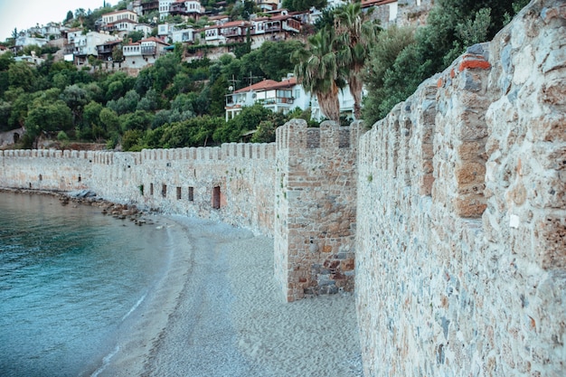 Le mura della fortezza medievale di Alanya si estendono lungo il Mar Mediterraneo
