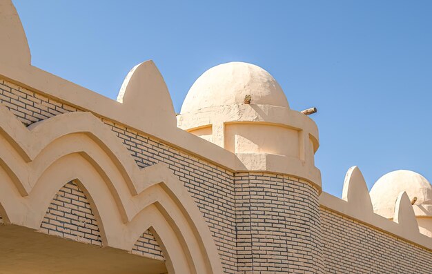 Le mura della fortezza sono decorate con travertino Ricostruzione dell'antica città di Shymkent in Kazakhstan