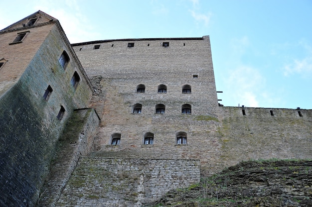 Le mura di un antico castello in una fortezza a Narva