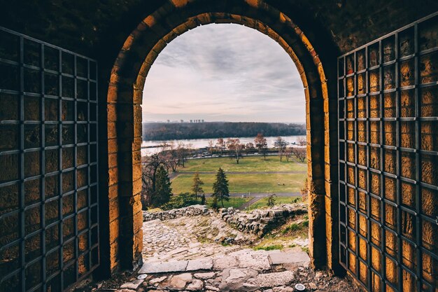 Le mura e le porte della fortezza medievale di Belgrado inquadrano il paesaggio cittadino offrendo ai turisti uno sguardo sul ricco patrimonio architettonico dell'Europa