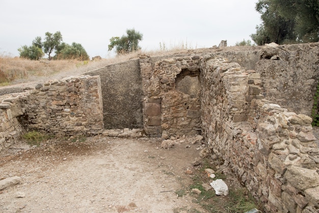 Le mura in rovina dell'antica città di Side Turchia