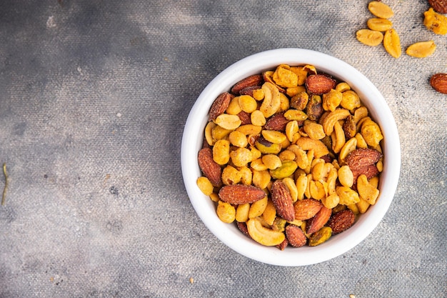 le noci mescolano mandorle, anacardi, pistacchi, arachidi fresco pasto sano spuntino sul tavolo