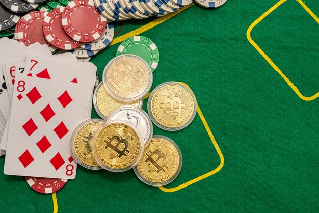 Le nuove carte del poker con vari gettoni e denaro sono disposte su un tavolo da poker verde