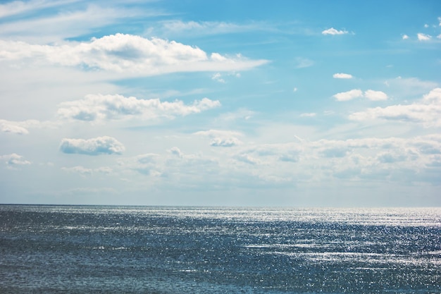 Le nuvole bianche del mare e del cielo sull'acqua raggiungono l'orizzonte fino ai confini del mondo