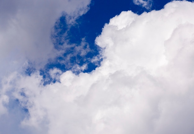 Le nuvole bianche fotografate del primo piano sono nel cielo blu, profondità del campo poco profonda