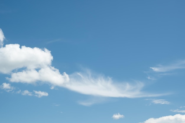 Le nuvole bianche hanno una forma pittoresca e rurale Il cielo è nuvoloso e blu