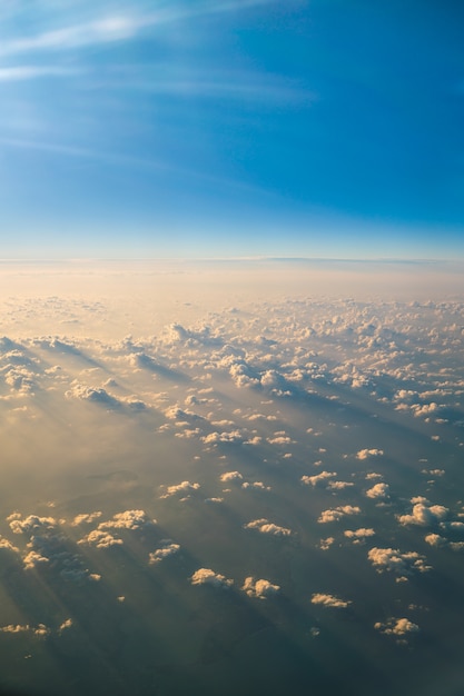 Le nuvole bianche in cielo blu hanno osservato dalla finestra dell&#39;aeroplano.