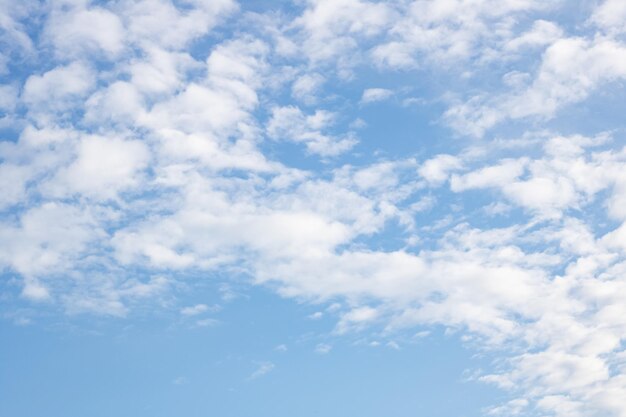 Le nuvole bianche nel cielo blu si chiudono