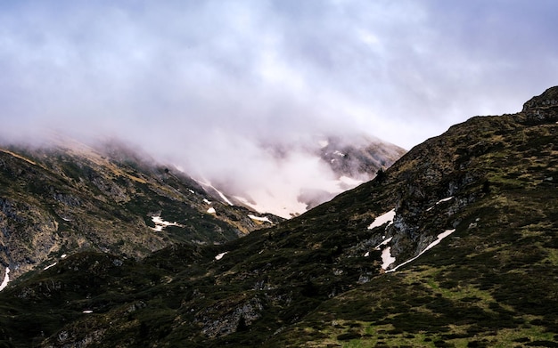 Le nuvole che indugiano sulle cime dei Pirenei francesi si estendono vicino al lago Ayes in una giornata lunatica