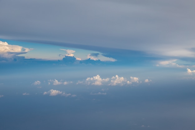 Le nuvole del cielo blu da altezza usano per fondo