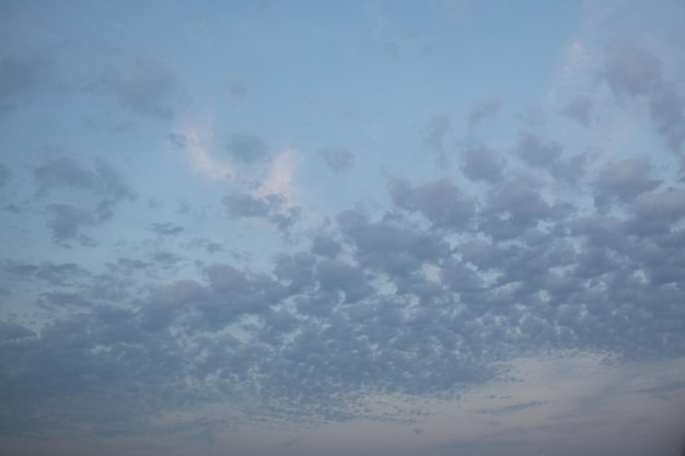 Le nuvole di colore grigio coprono parzialmente il cielo