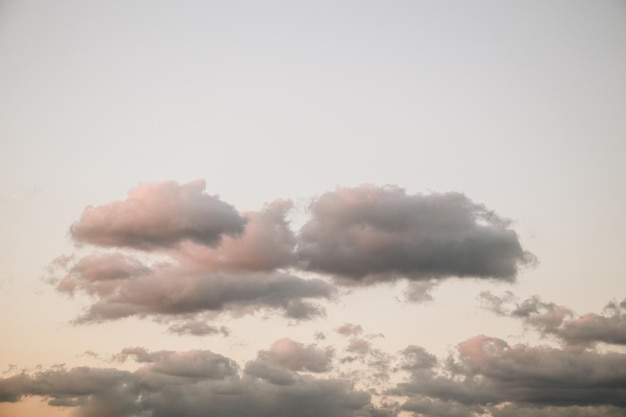 Le nuvole di colore grigio coprono parzialmente il cielo