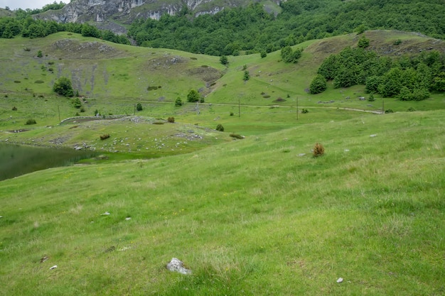 Le nuvole di pioggia si stanno avvicinando al lago di montagna.