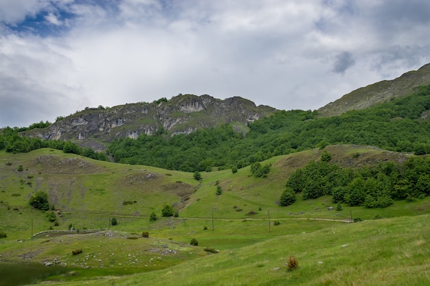 Le nuvole di pioggia si stanno avvicinando al lago di montagna.