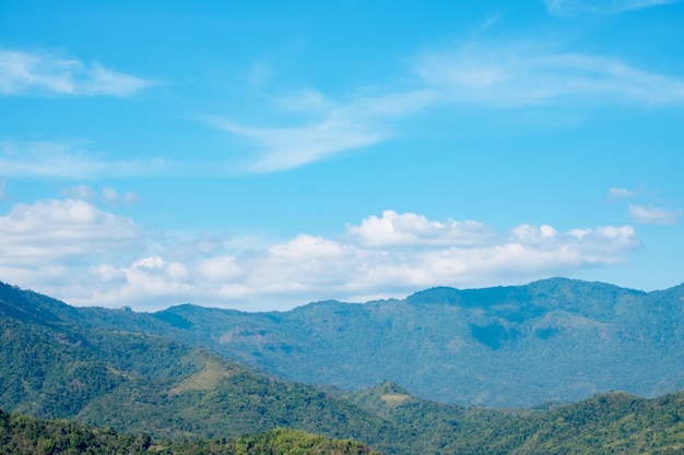 Le nuvole e le montagne del cielo blu abbelliscono