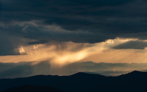 Le nuvole piovose sopra il bellissimo paesaggio montano