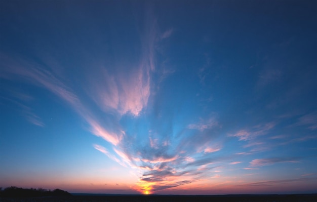 Le nuvole si muovono verso il sole durante il tramonto