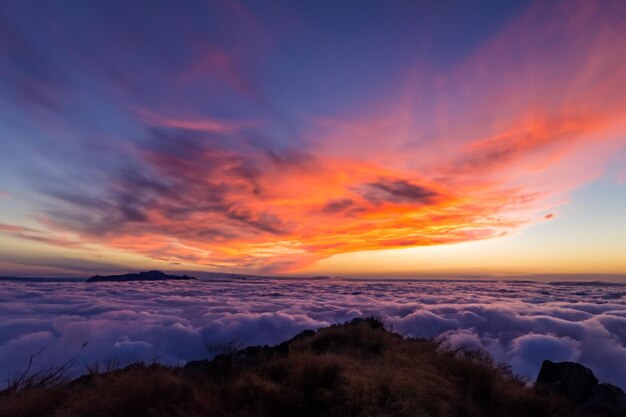 le nuvole sopra le montagne sono bellissime con un'alba e un'atmosfera molto armoniosa