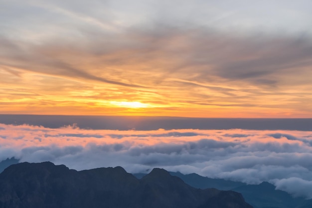 le nuvole sopra le montagne sono bellissime con un'alba e un'atmosfera molto armoniosa