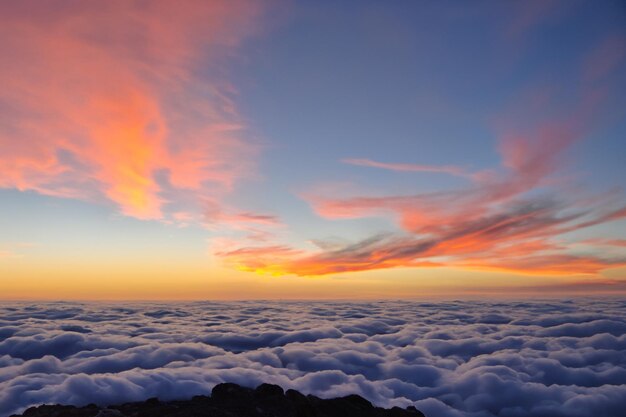 le nuvole sopra le montagne sono bellissime con un'alba e un'atmosfera molto armoniosa