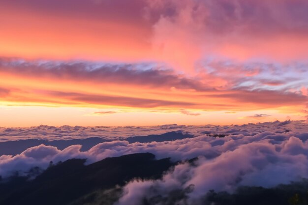 le nuvole sopra le montagne sono bellissime con un'alba e un'atmosfera molto armoniosa