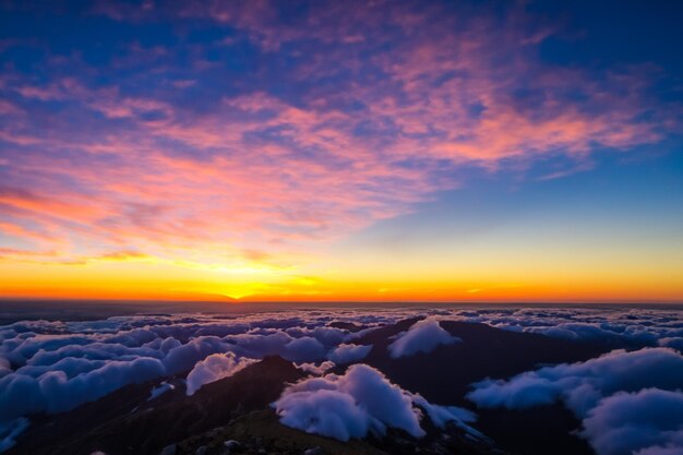 le nuvole sopra le montagne sono bellissime con un'alba e un'atmosfera molto armoniosa