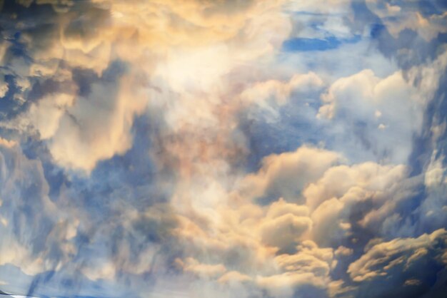 Le nuvole sullo sfondo del cielo i colori dell'acquerello sono sfocati