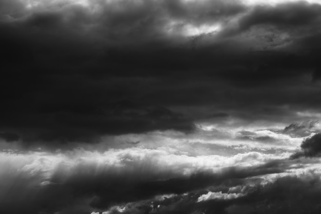 Le nuvole temporalesche di sfondo grigio scuro sono il segno di un temporale e di una tempesta imminenti