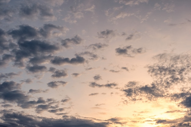 Le nuvole tristi si raggruppano sul cielo alla sera