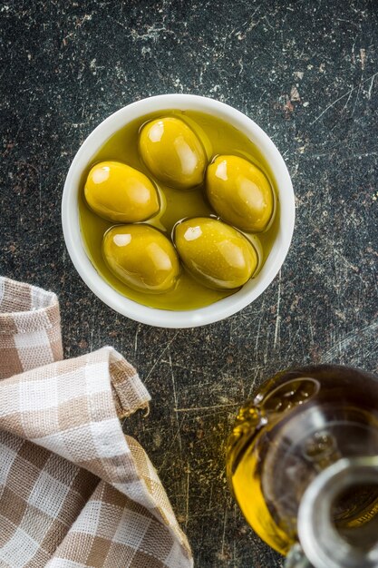 Le olive verdi e l'olio d'oliva