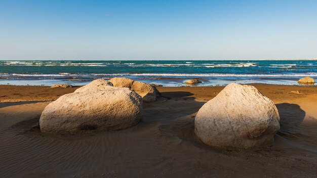 Le ombre cadono su una spiaggia calda e deserta