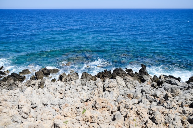 Le onde battono contro la costa rocciosa di Rethymno