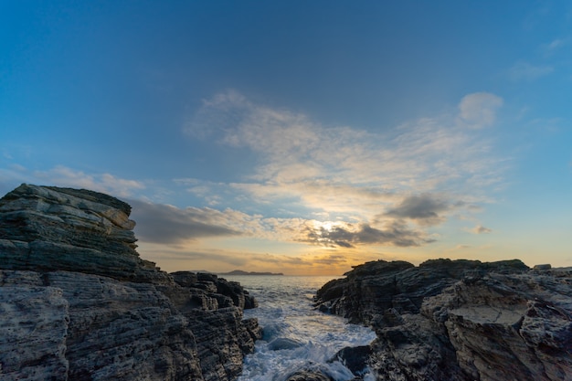 le onde che arrivano attraverso le rocce