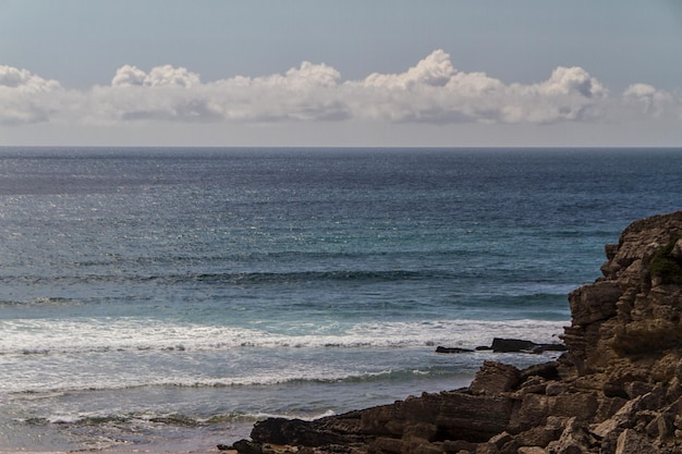 Le onde che combattono sulla costa rocciosa deserta dell'Oceano Atlantico Portogallo