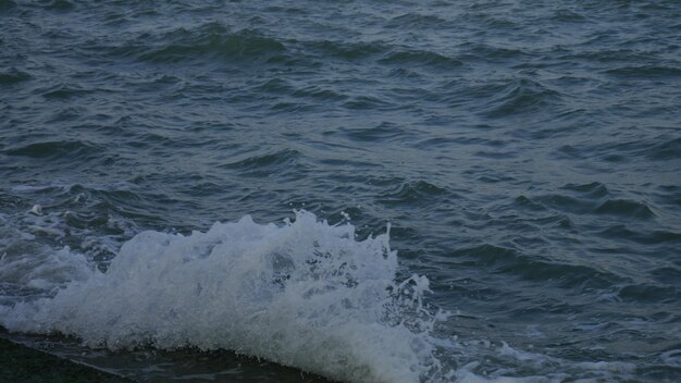 Le onde che schizzano in mare