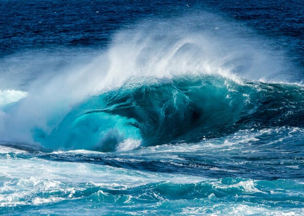 Le onde che schizzano in mare