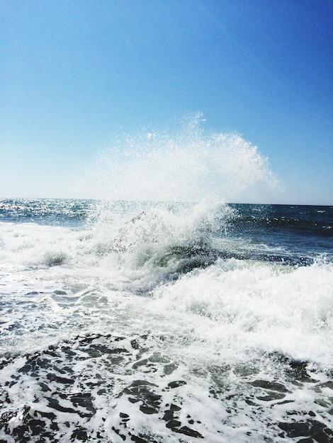 Le onde che schizzano sulle rocce