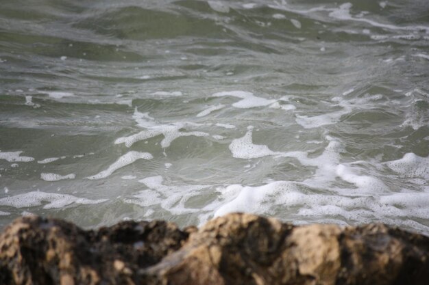 Le onde che schizzano sulle rocce