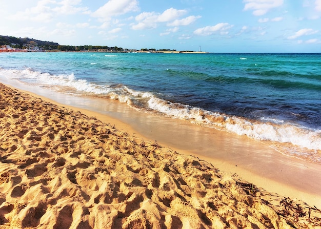 Le onde del Mar Mediterraneo presso la spiaggia sabbiosa di San Vito lo Capo, Sicilia, Italia