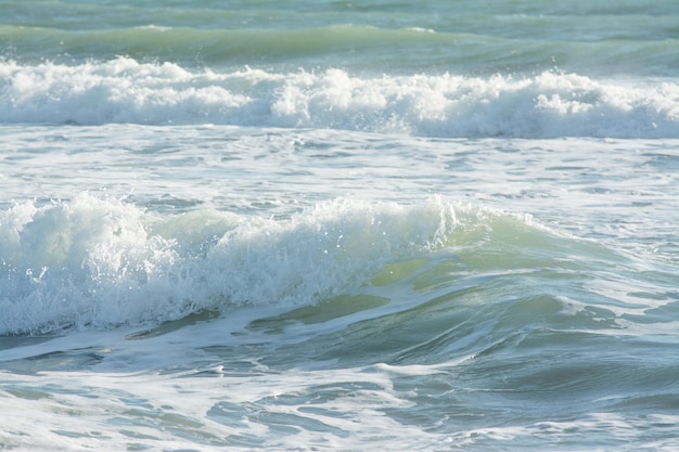 Le onde del Mar Mediterraneo si infrangono