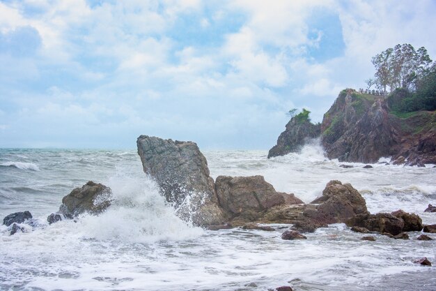 Le onde del mare colpiscono le rocce