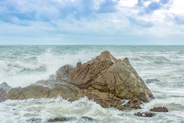 Le onde del mare colpiscono le rocce