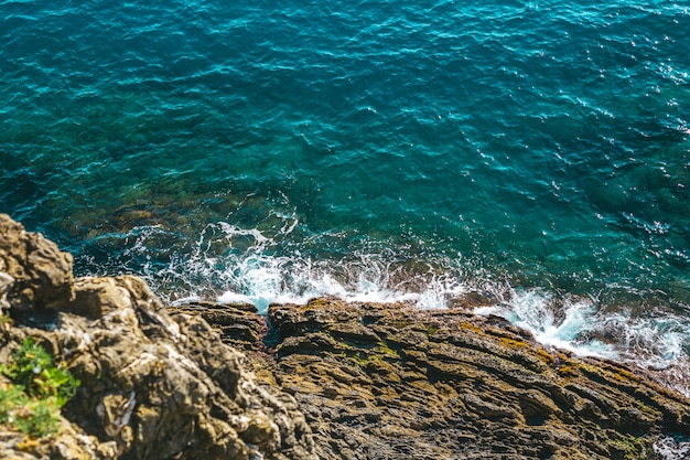 Le onde del mare quando colpiscono le rive del mare